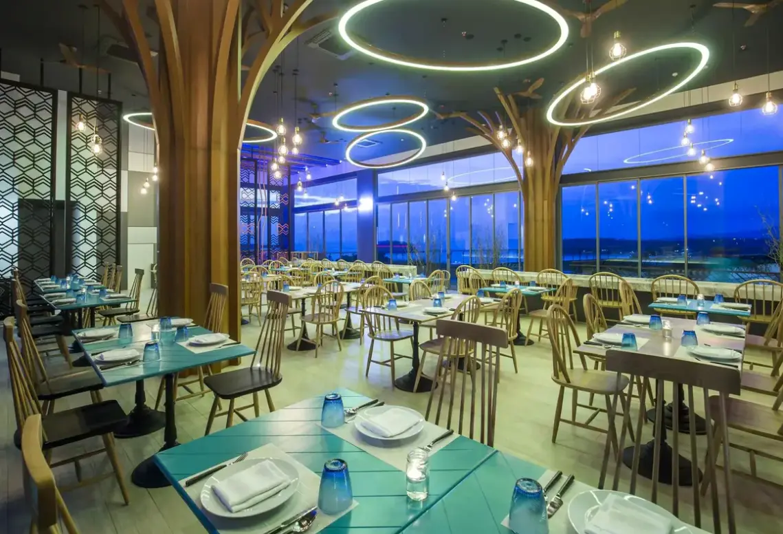 Restauracja i jedzenie w hotelu The Sis Kata