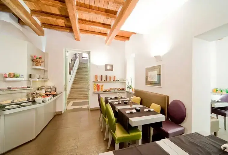 Restauracja i jedzenie w hotelu Trevi Palace Luxury Apartments