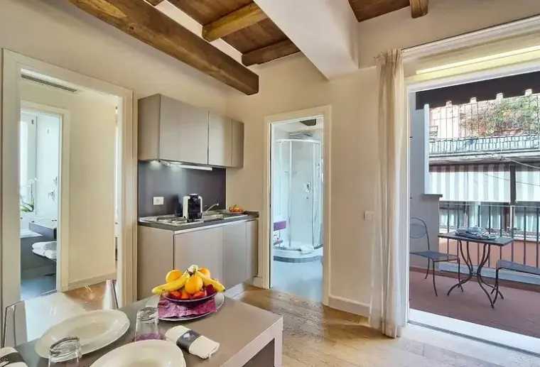 Restauracja i jedzenie w hotelu Trevi Palace Luxury Apartments