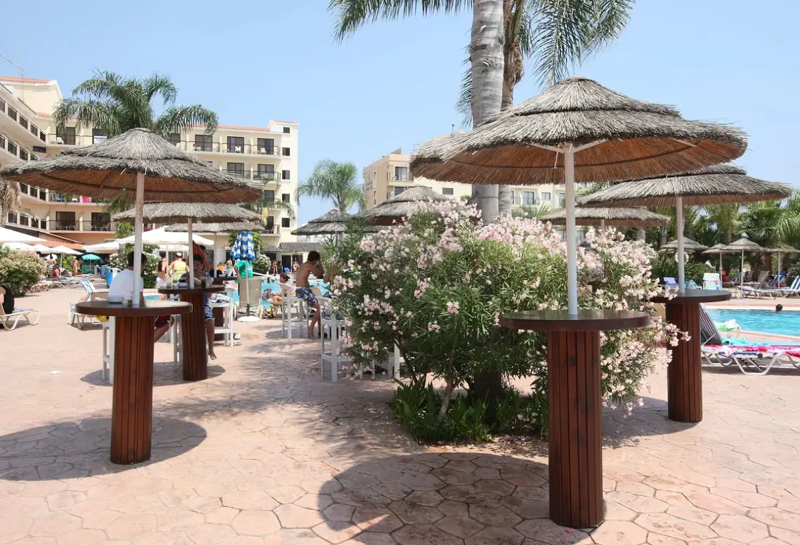 Basen w hotelu Tsokkos Gardens