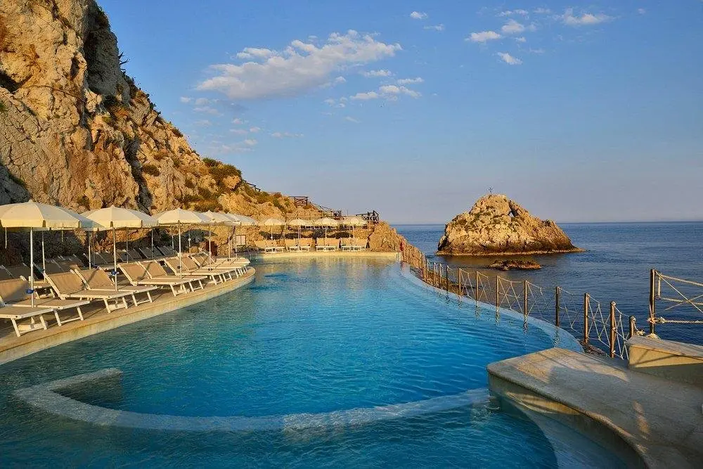 Basen w hotelu Una Hotels Capotaormina