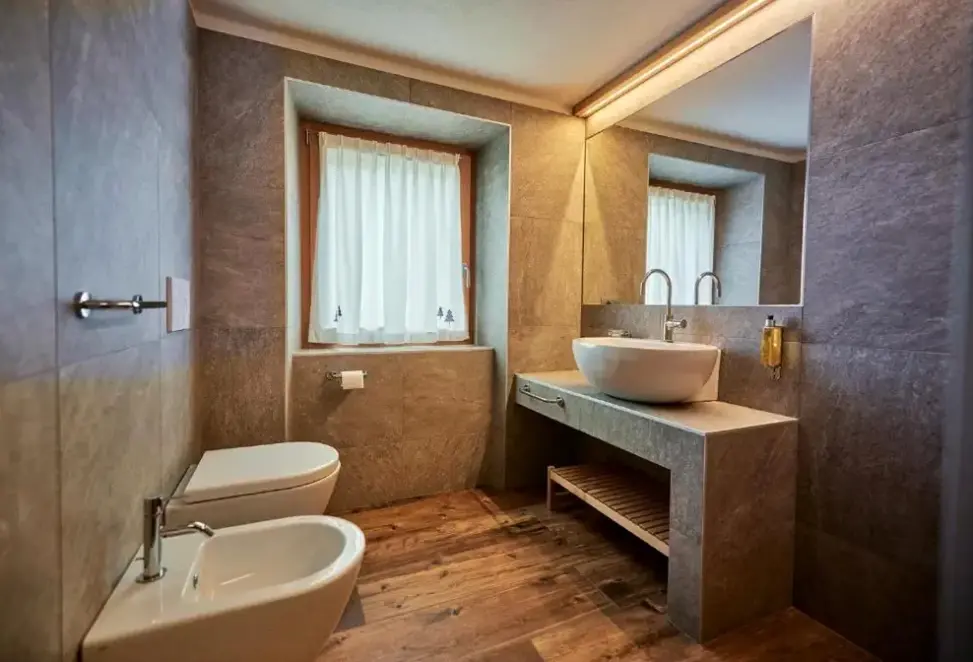 Łazienka w pokoju hotelu Vallechiara