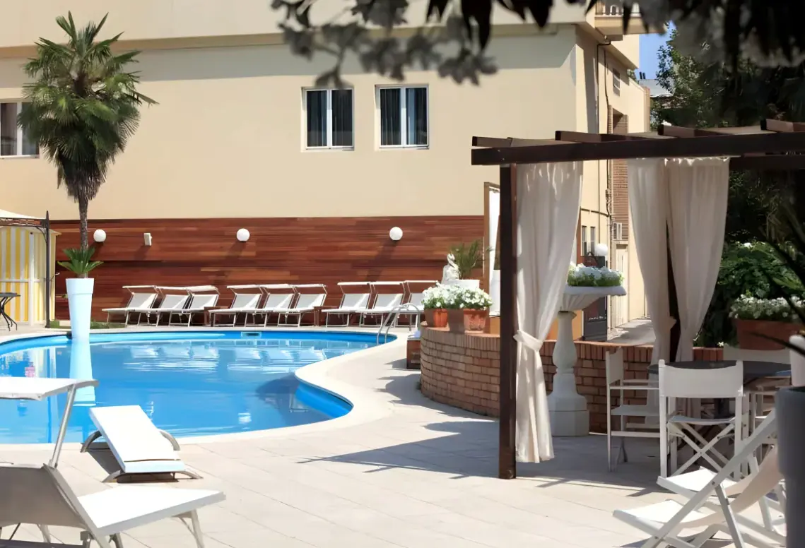 Basen w hotelu Villa Adriatica (Rimini)