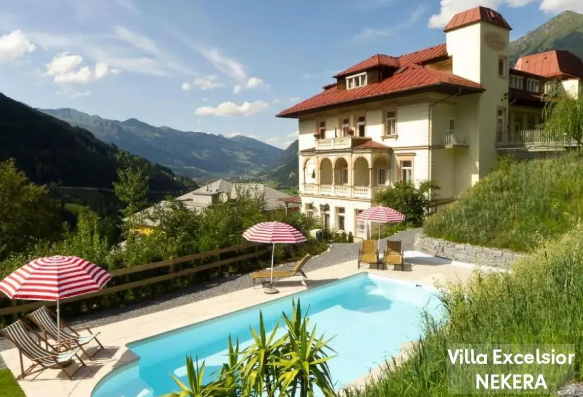 Basen w hotelu Villa Excelsior