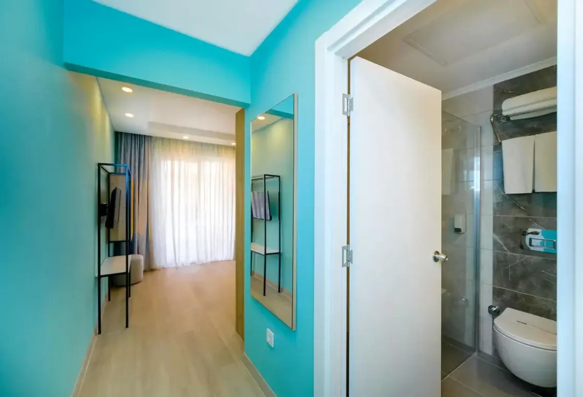 Łazienka w pokoju hotelu Villa Sunflower (ex. Villa Sun Flower Aparts & Suites)