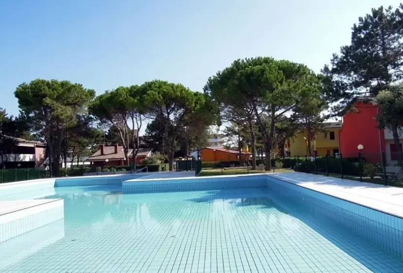Basen w hotelu Villaggio Azzurro