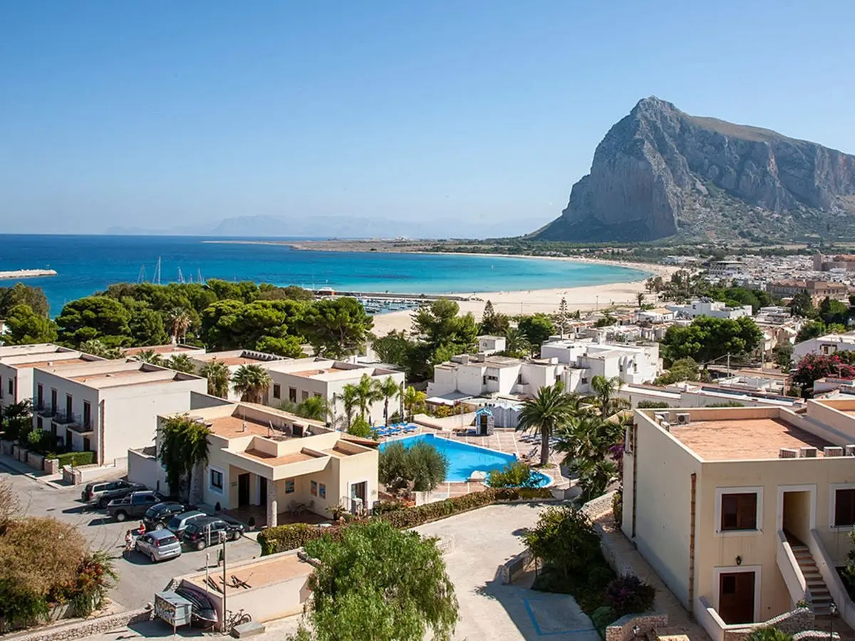 Plaża przy hotelu Villaggio Cala Mancina