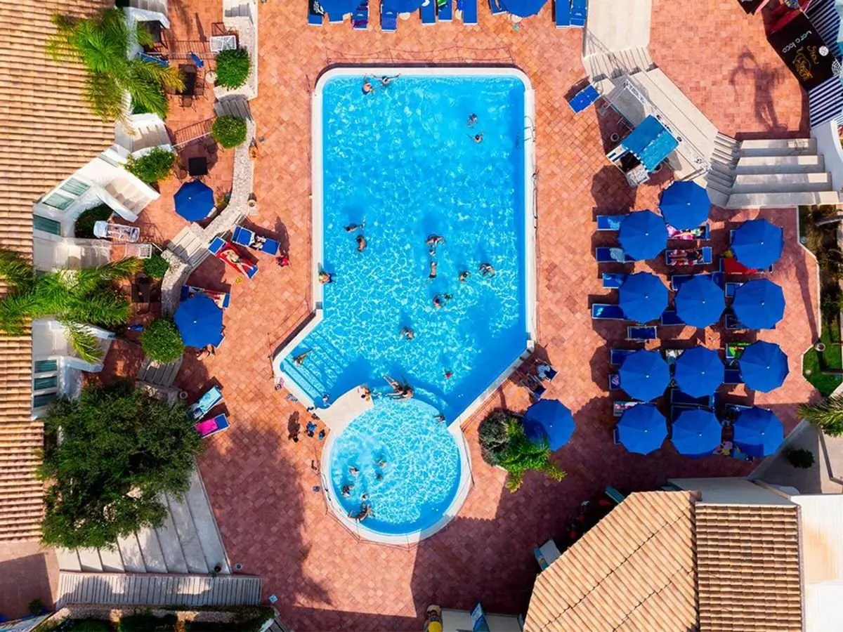 Basen w hotelu Villaggio Cala Mancina