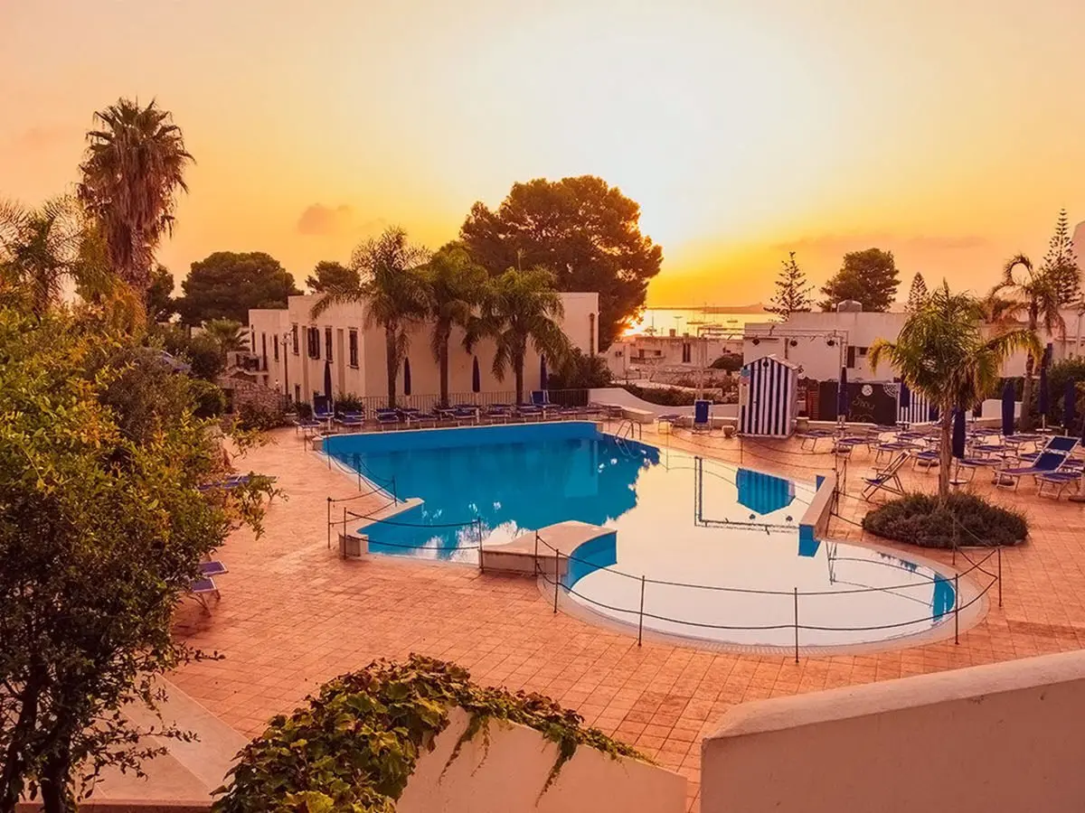 Basen w hotelu Villaggio Cala Mancina