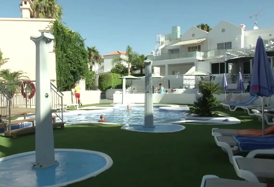 Basen w hotelu Villas de Fanabe