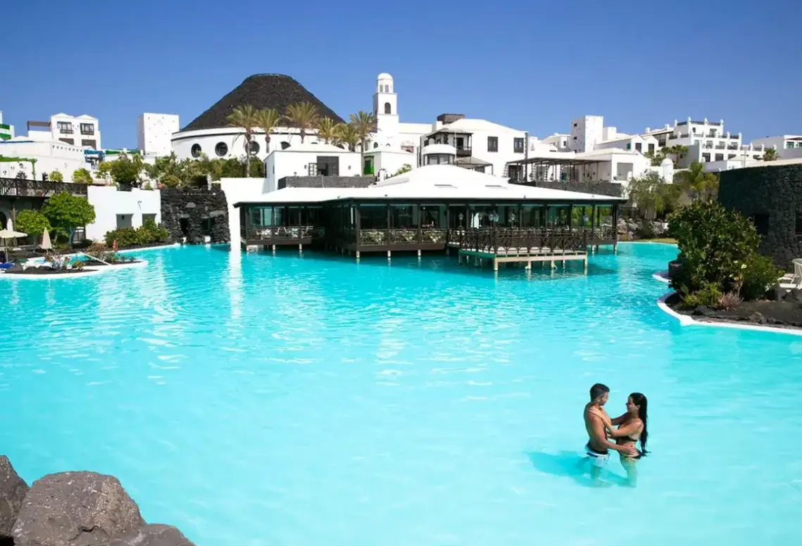 Basen w hotelu Volcan Lanzarote