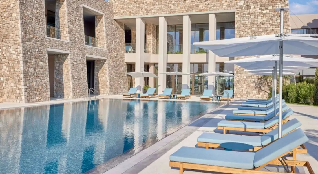 Basen w hotelu W Costa Navarino
