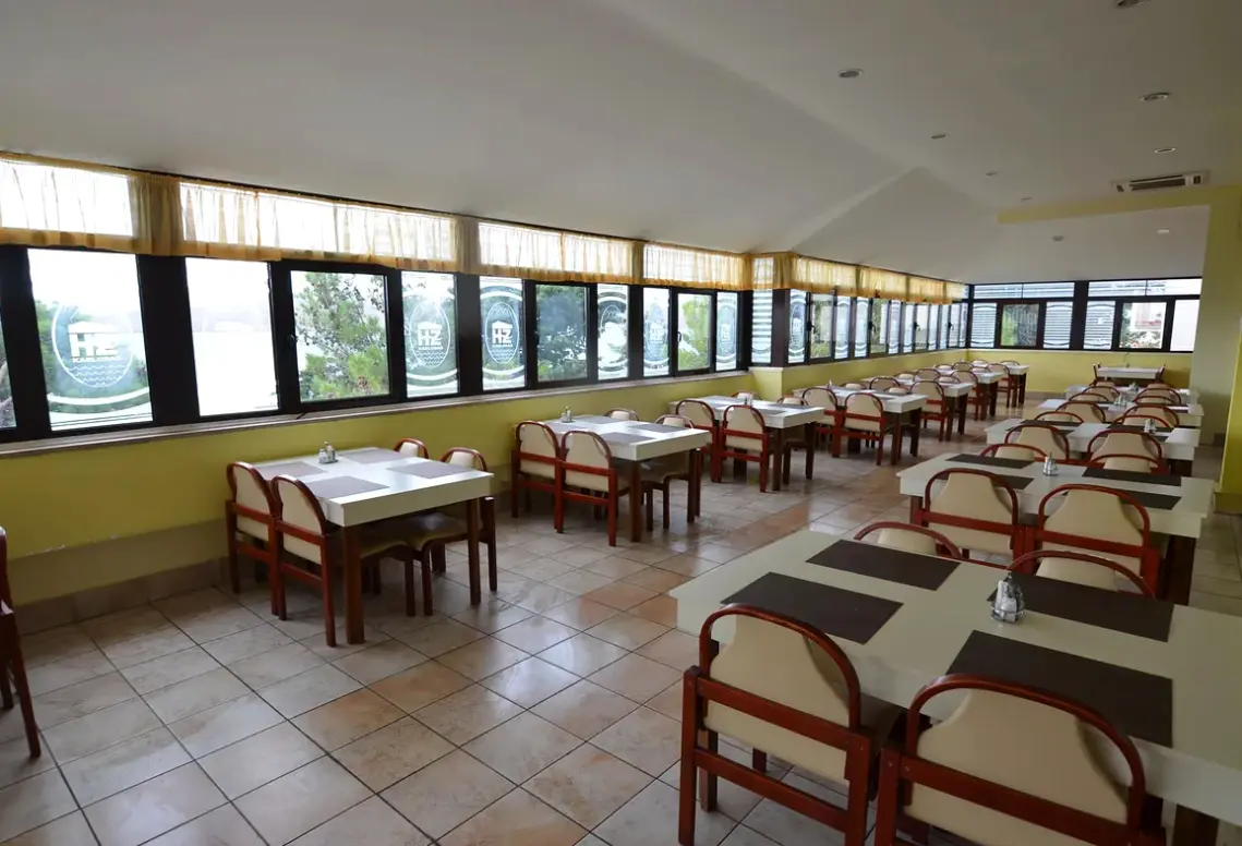 Restauracja i jedzenie w hotelu Zagreb (Karlobag)