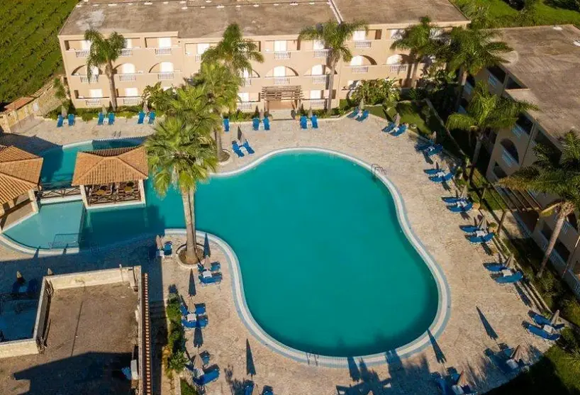 Basen w hotelu Zante Village