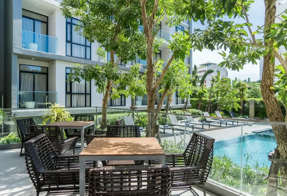 Basen w hotelu Arden Hotel and Residence