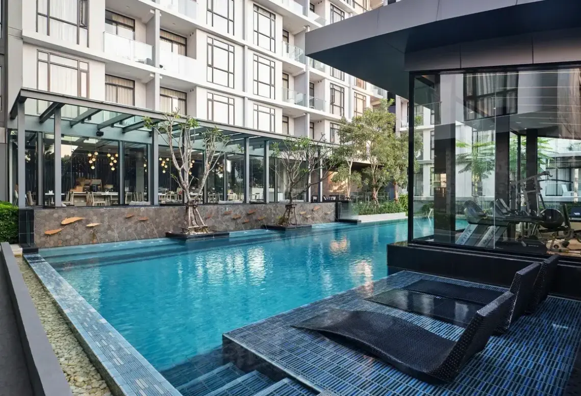 Basen w hotelu Arden Hotel and Residence