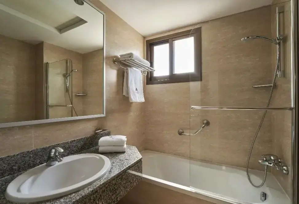 Łazienka w pokoju hotelu Atlantica Oasis