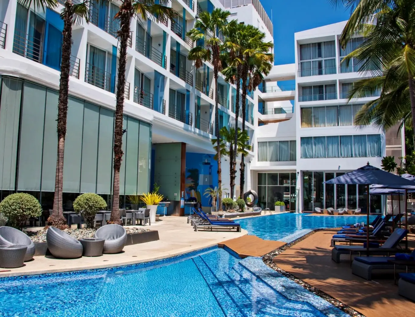 Basen w hotelu Baraquda Heeton by Compass Hospitality