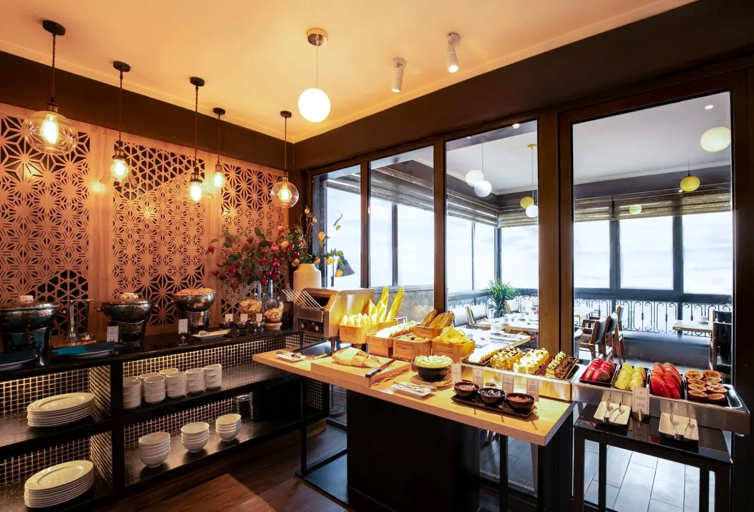 Restauracja i jedzenie w hotelu Bespoke Trendy Hotel Hanoi