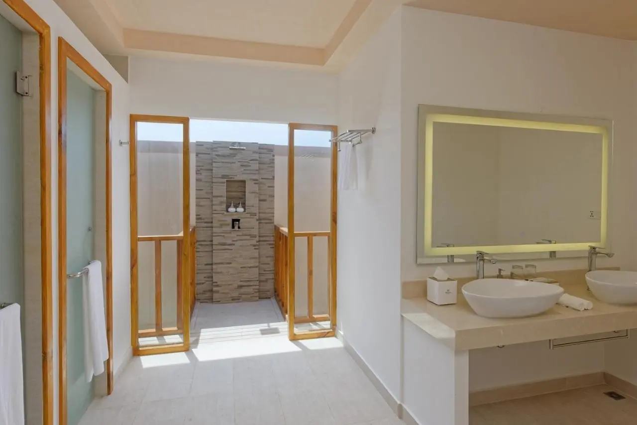 Łazienka w pokoju hotelu Brennia Kottefaru