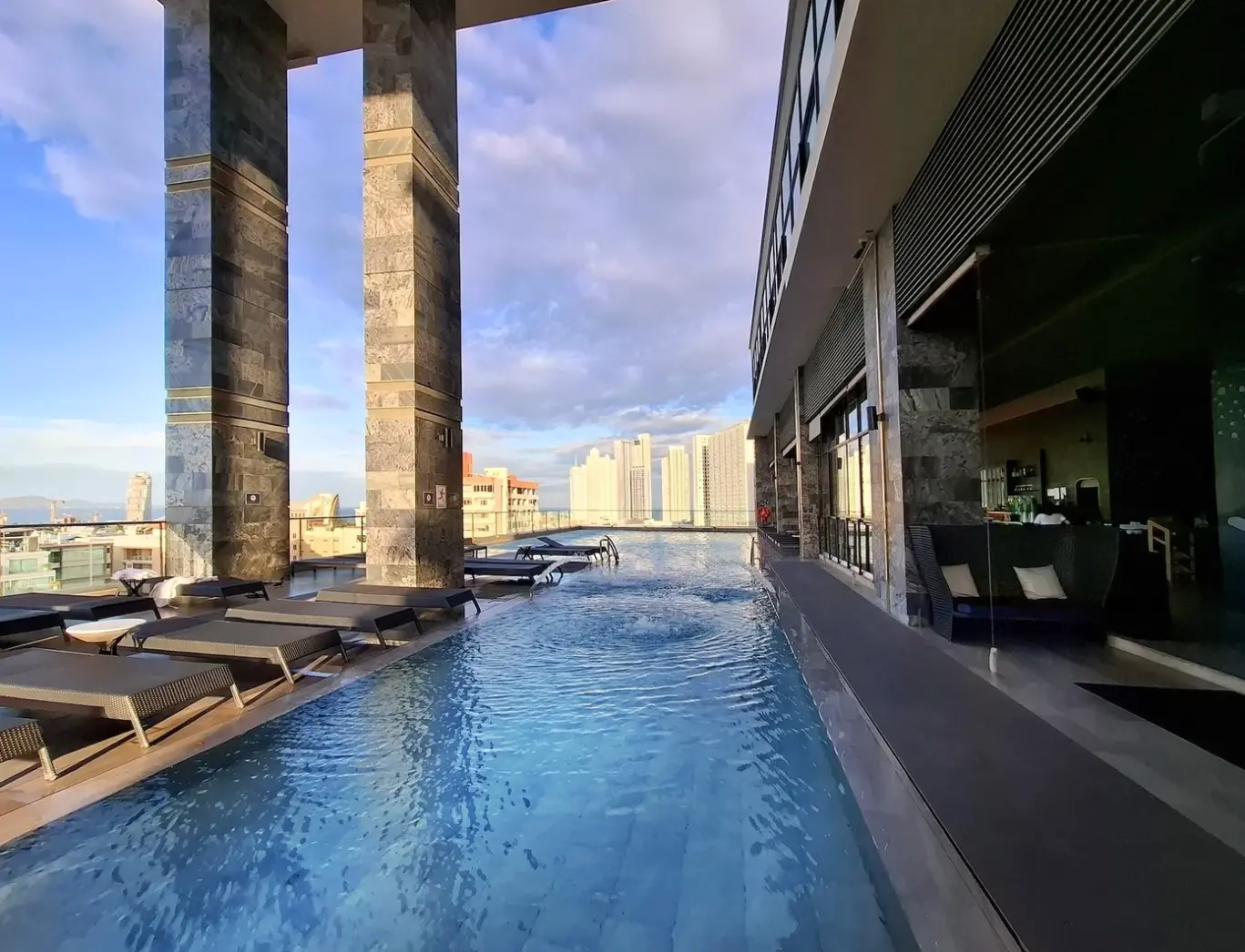 Basen w hotelu Brighton Grand Hotel Pattaya