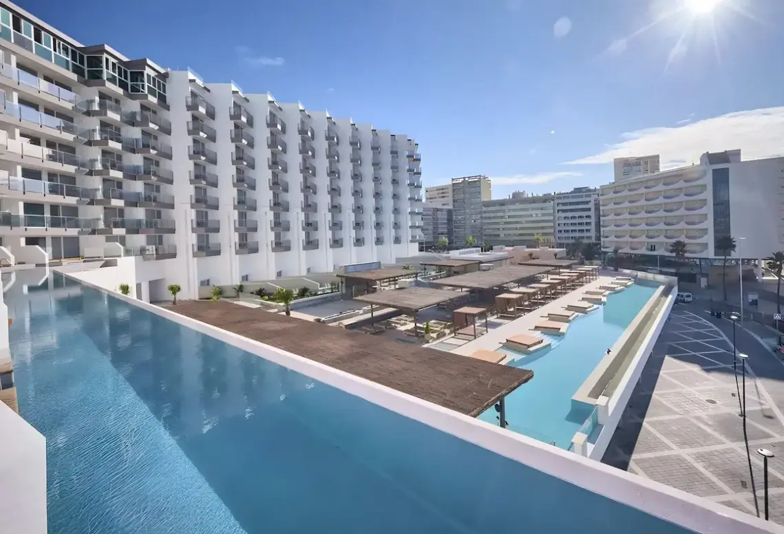 Basen w hotelu Cádiz Bahía