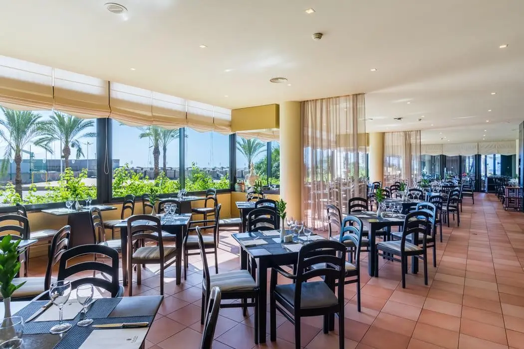 Restauracja i jedzenie w hotelu Calheta Beach