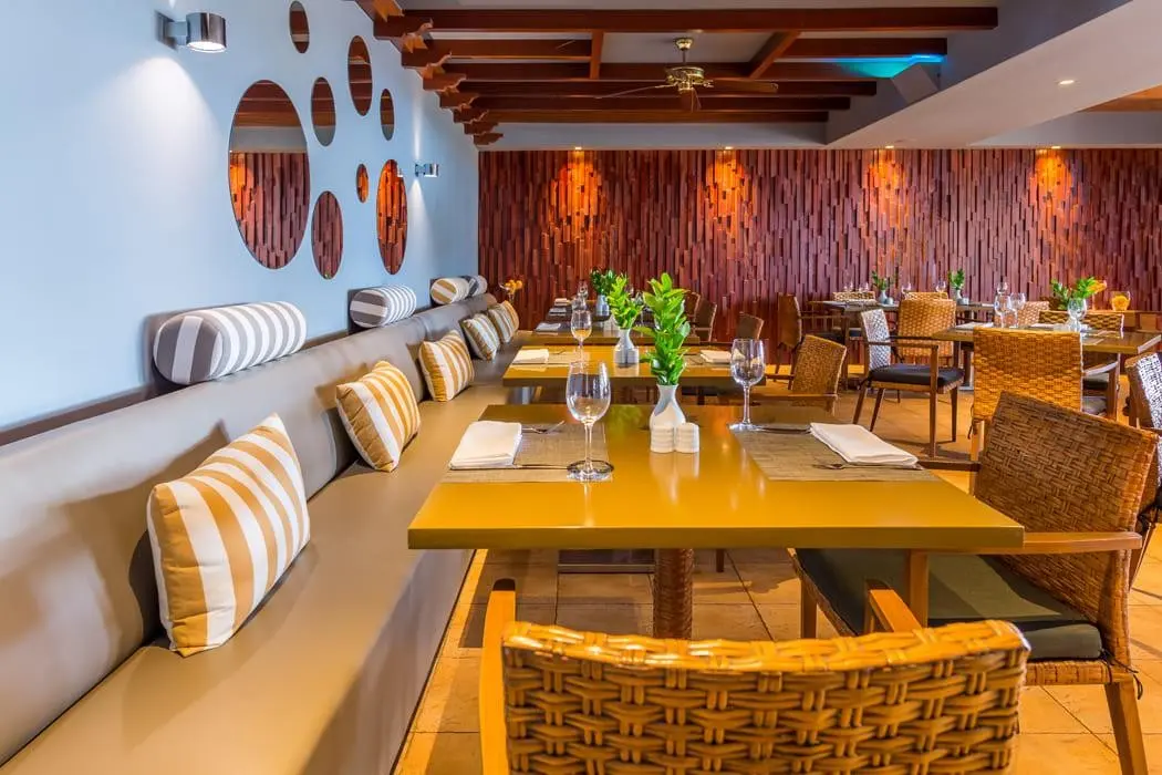 Restauracja i jedzenie w hotelu Calheta Beach