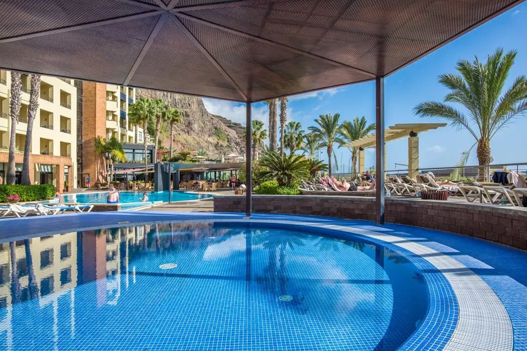 Basen w hotelu Calheta Beach