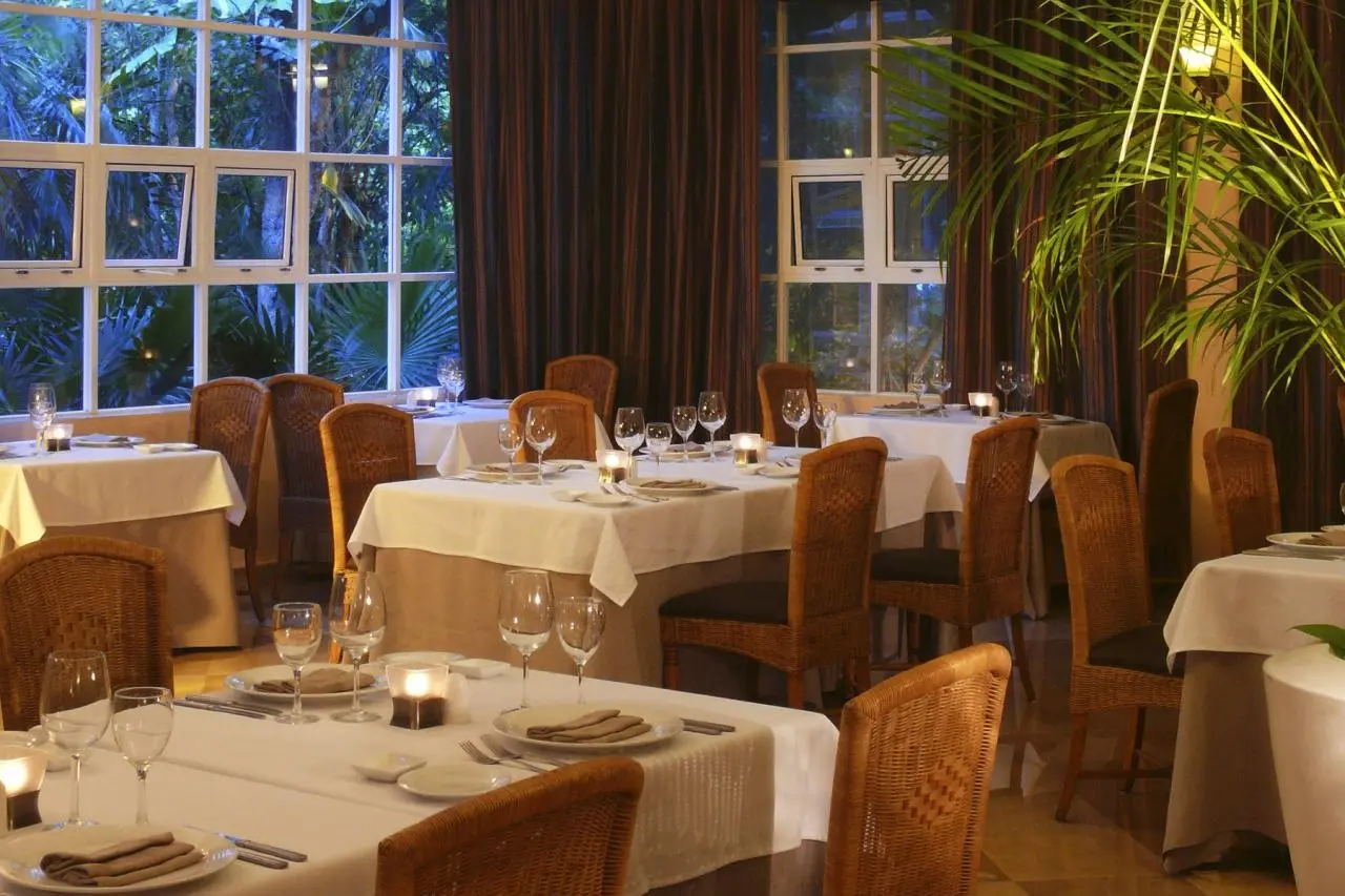 Restauracja i jedzenie w hotelu Catalonia Royal Tulum