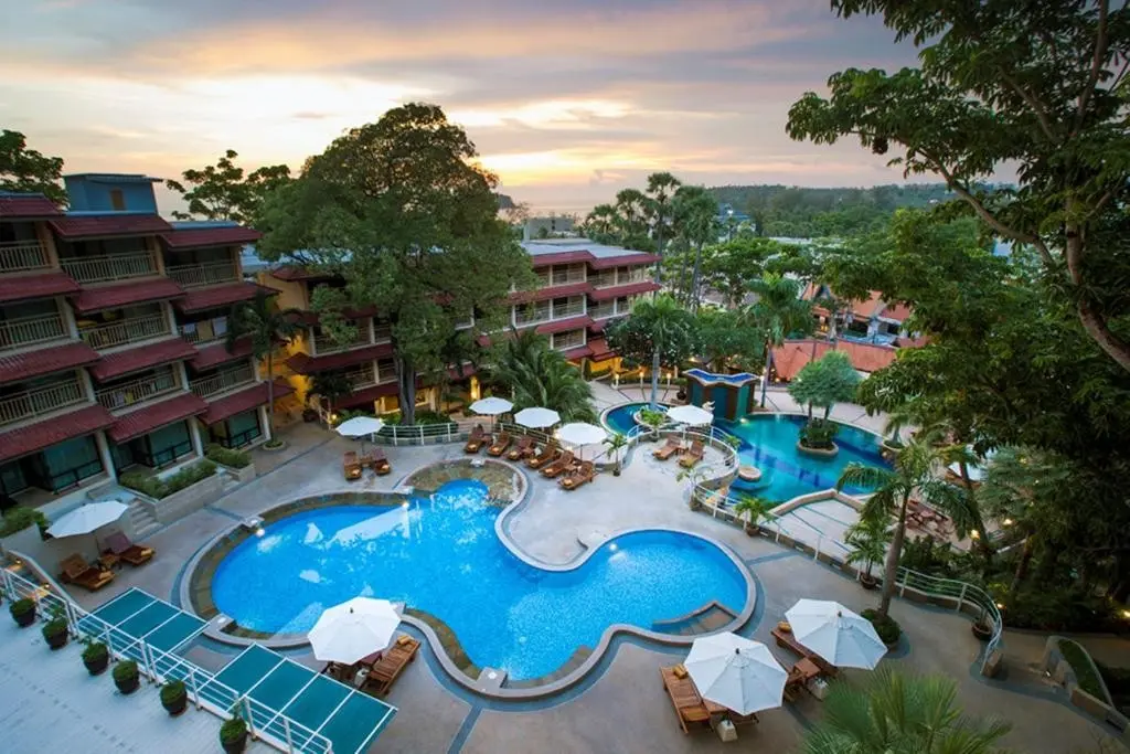 Basen w hotelu Chanalai Flora Resort