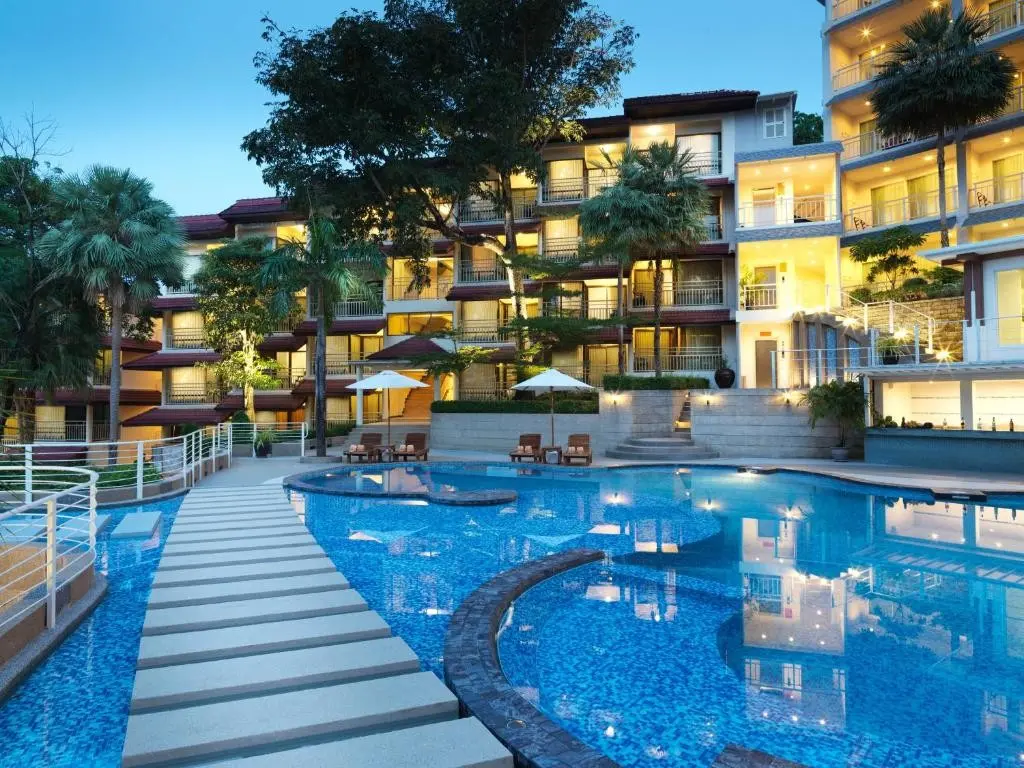 Basen w hotelu Chanalai Flora Resort