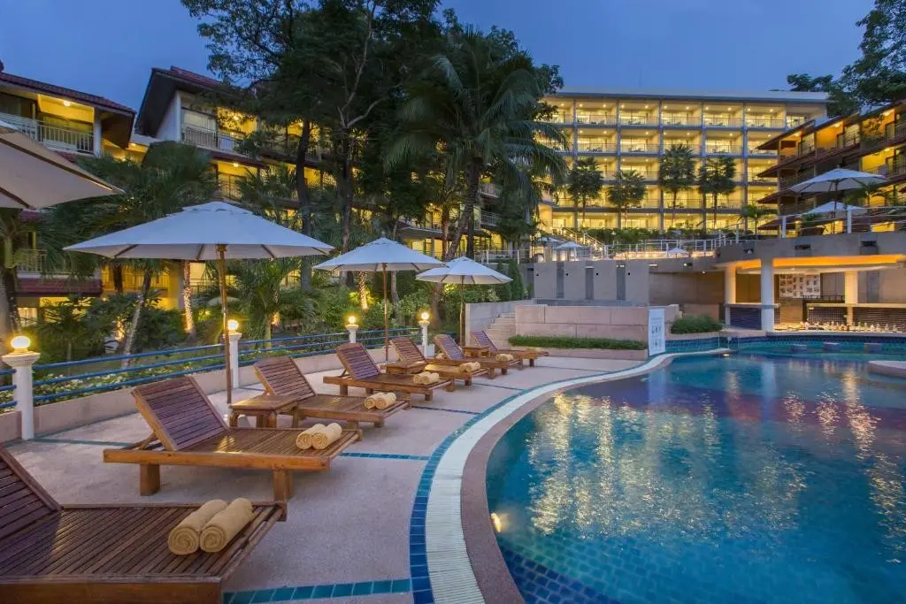 Basen w hotelu Chanalai Flora Resort