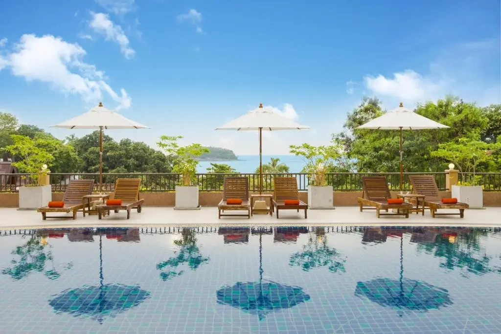 Basen w hotelu Chanalai Garden Resort