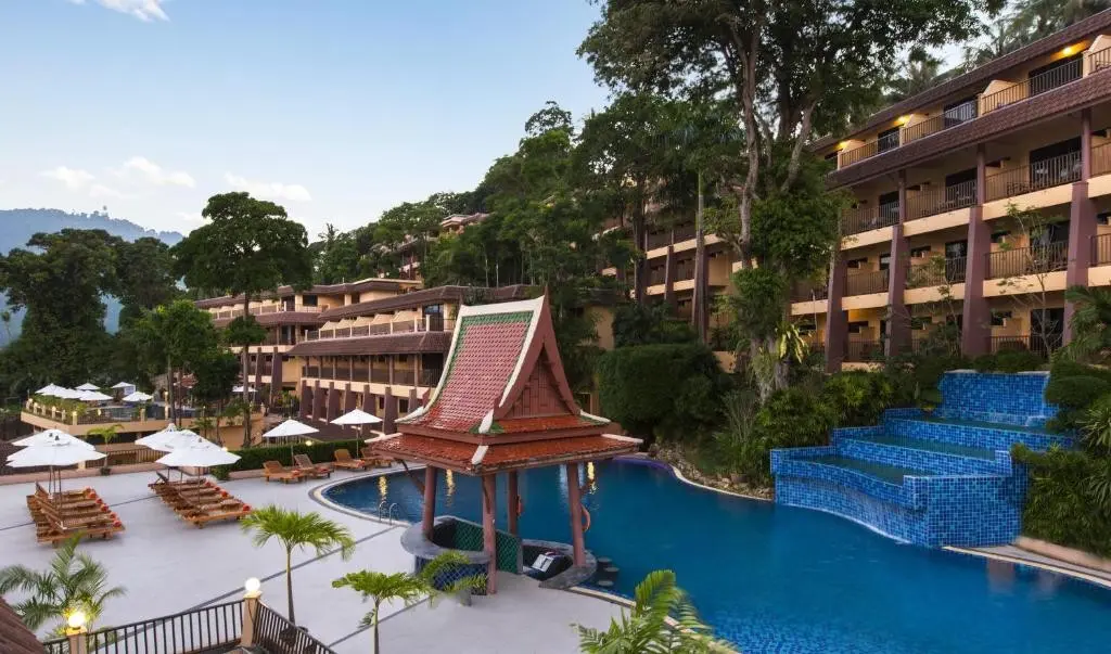 Basen w hotelu Chanalai Garden Resort