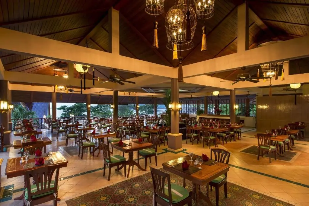 Restauracja i jedzenie w hotelu Chanalai Garden Resort