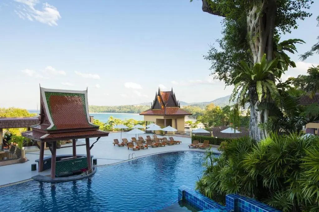 Basen w hotelu Chanalai Garden Resort