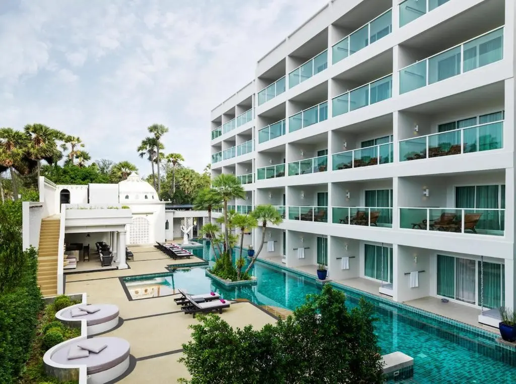 Basen w hotelu Chanalai Romantica Resort
