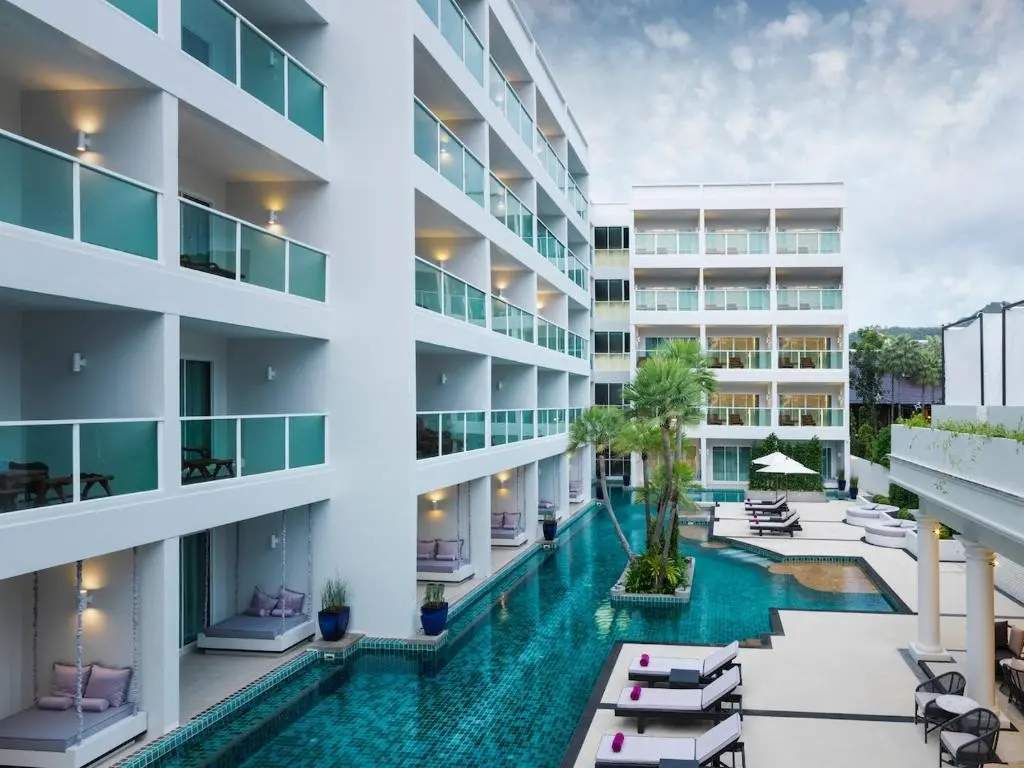 Basen w hotelu Chanalai Romantica Resort