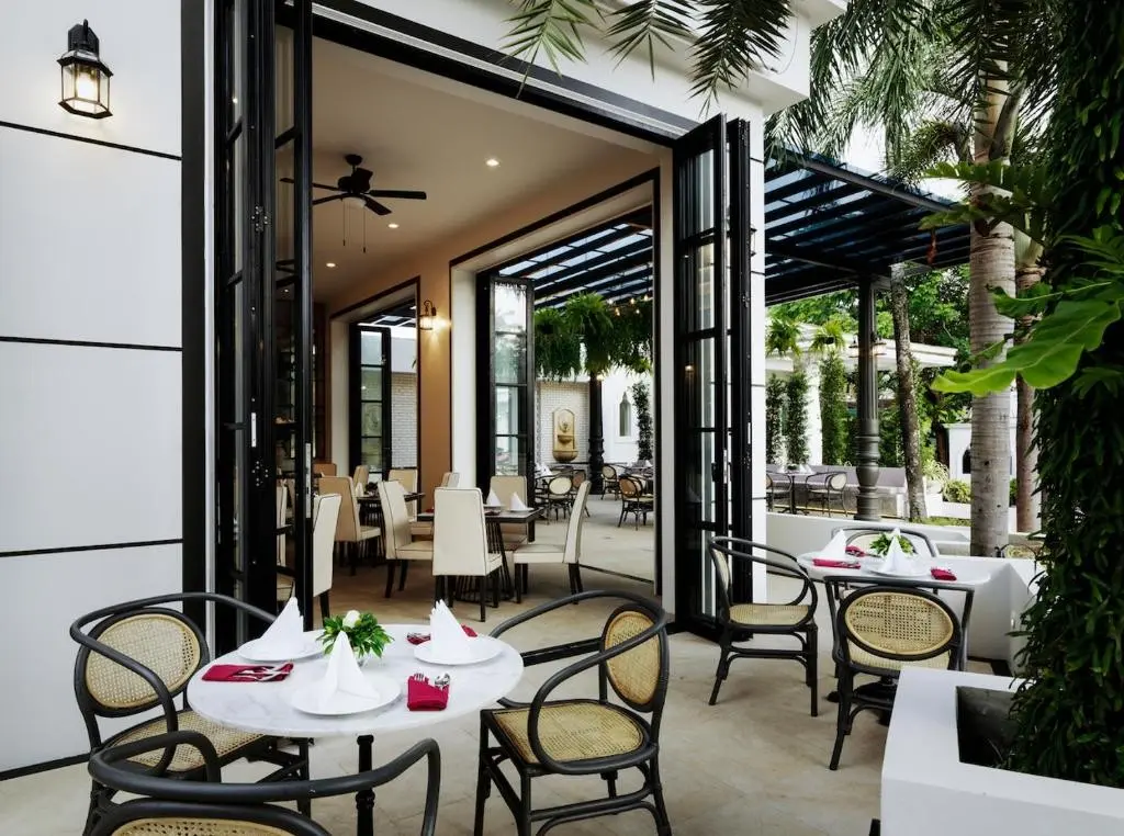 Restauracja i jedzenie w hotelu Chanalai Romantica Resort