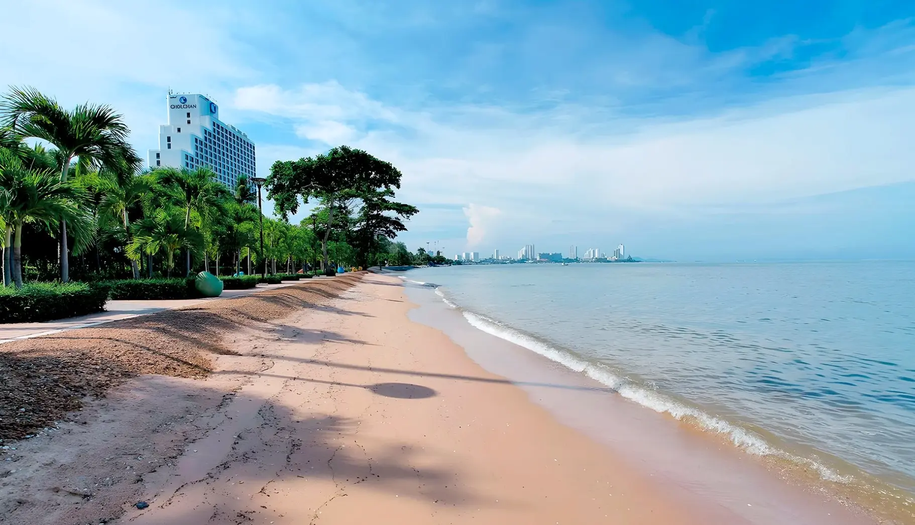 Plaża przy hotelu Cholchan Beach Resort Pattaya
