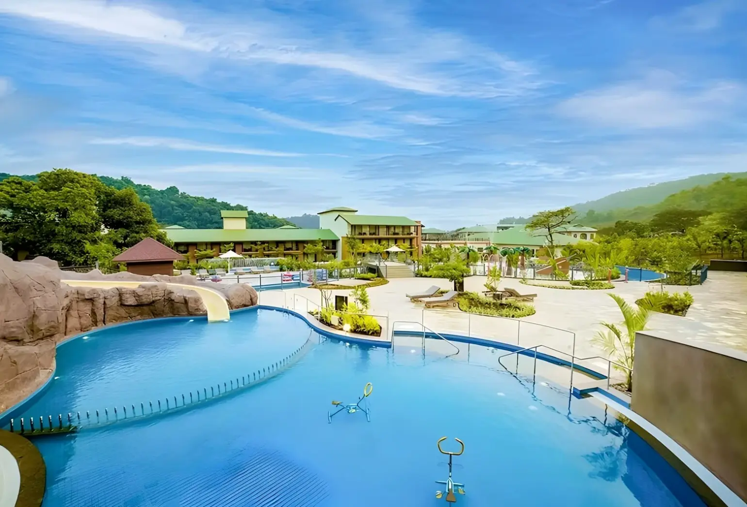 Basen w hotelu Club Mahindra Assonora Resort