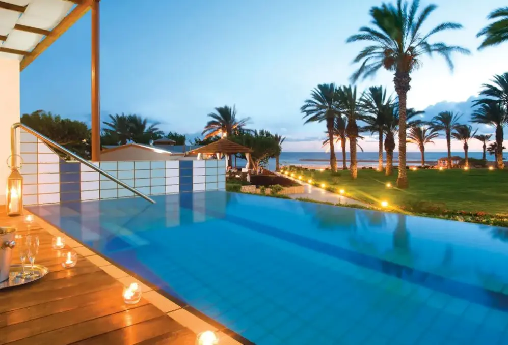 Basen w hotelu Constantinou Bros Asimina Suites Hotel