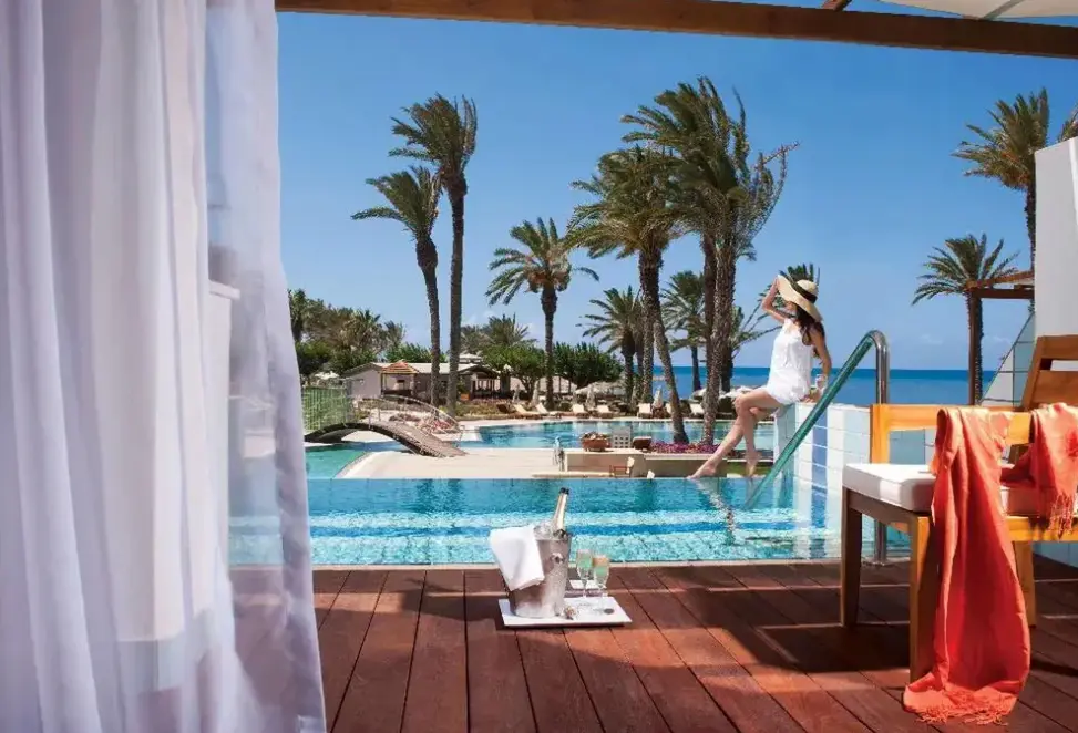 Basen w hotelu Constantinou Bros Asimina Suites Hotel