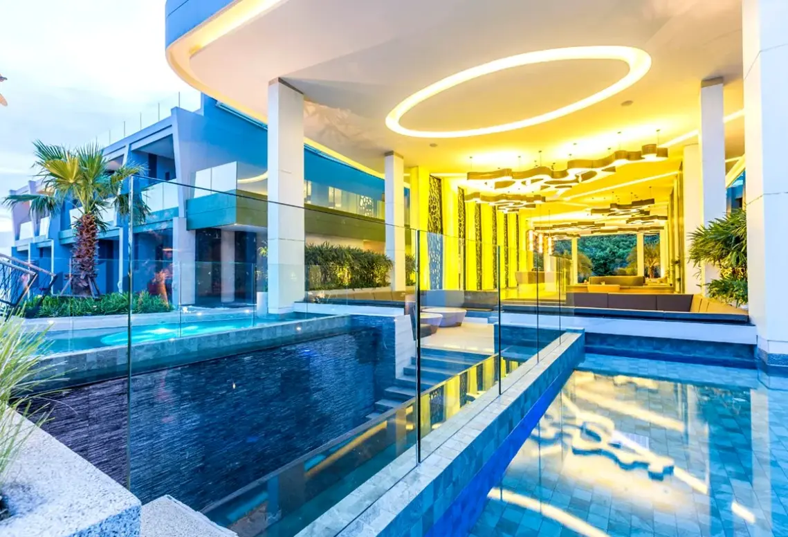 Lobby hotelu Crest Resort & Pool Villas