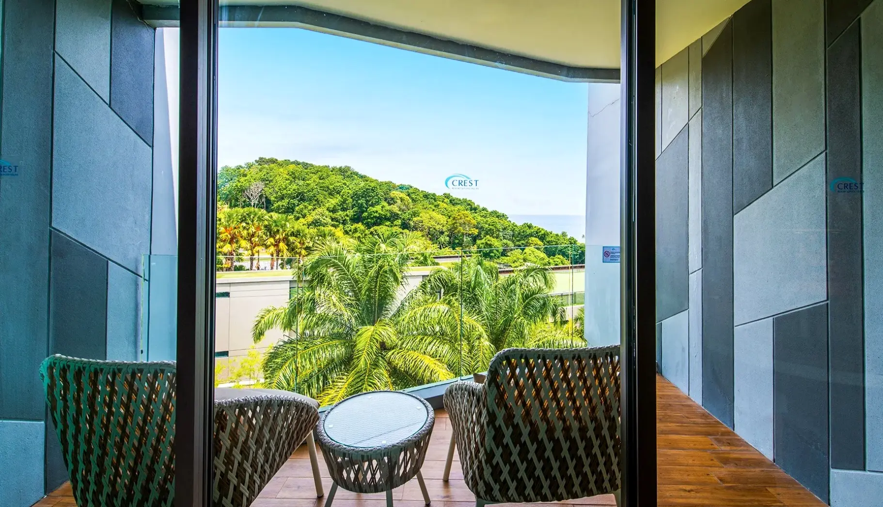 Widok z hotelu Crest Resort & Pool Villas