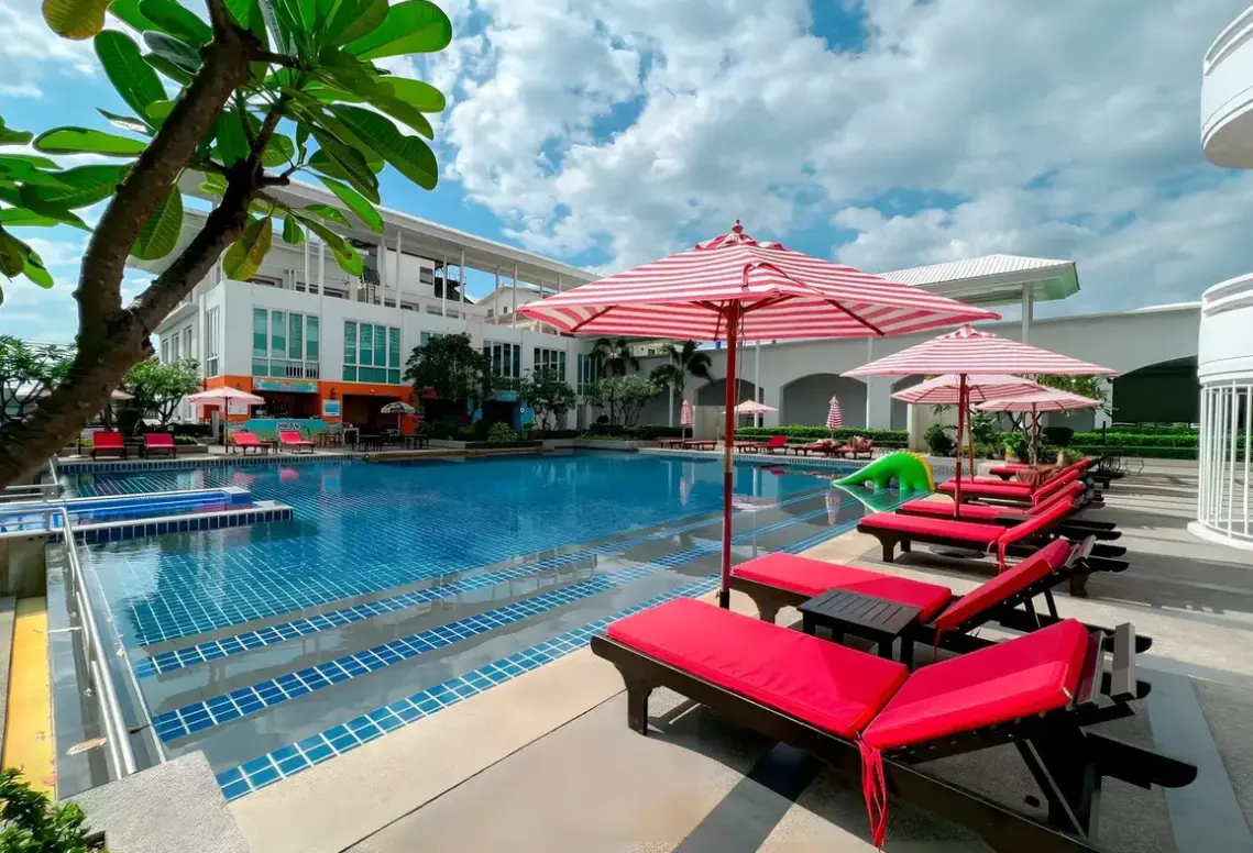 Basen w hotelu D Varee Jomtien Beach