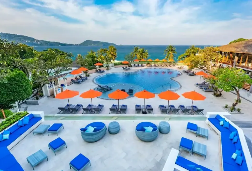 Basen w hotelu Diamond Cliff Resort & Spa