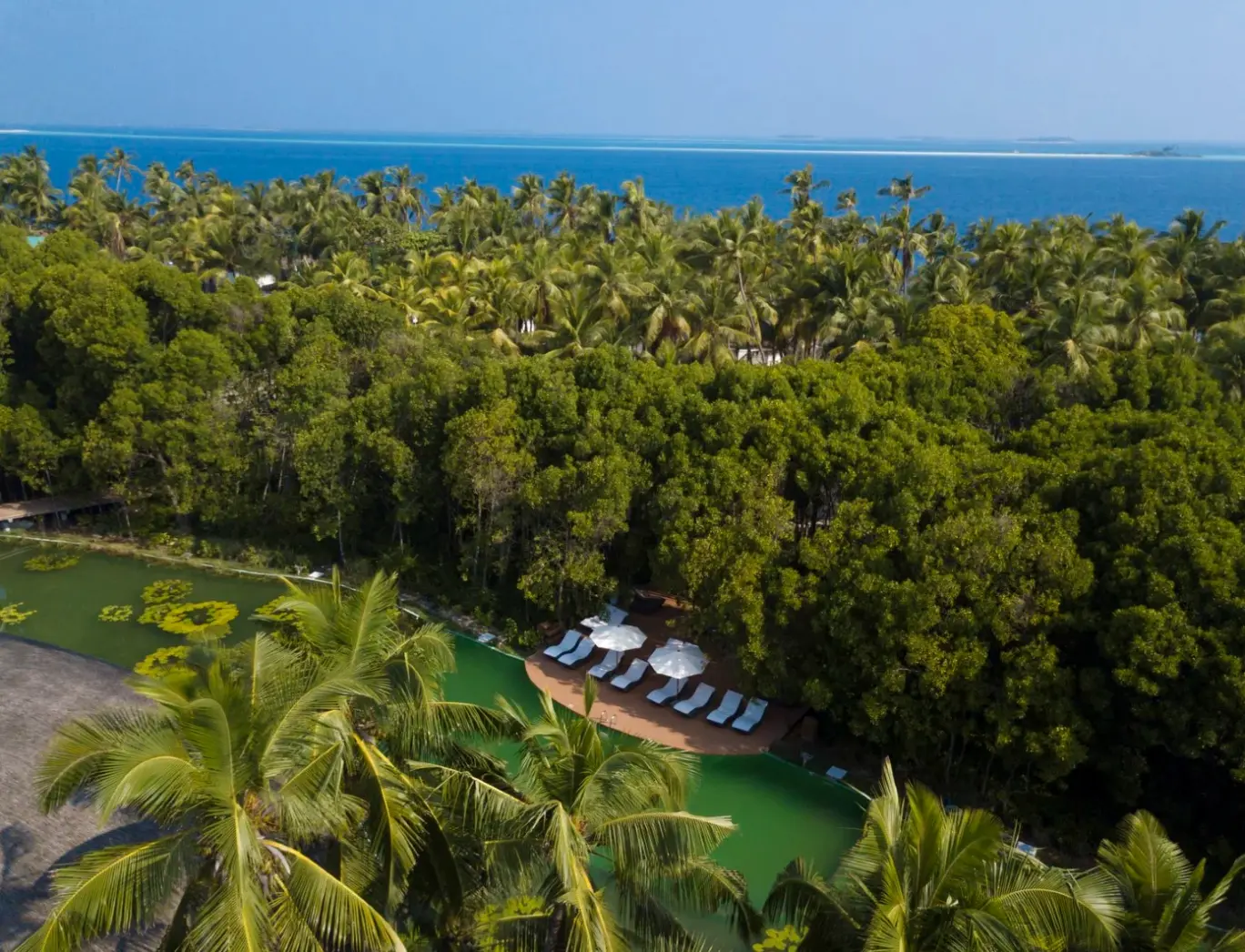 Pokój w hotelu Dreamland Maldives - The Unique Sea & Lake Resort Spa