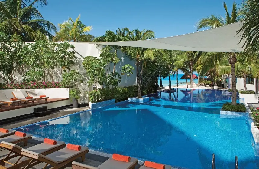 Basen w hotelu Dreams Sands Cancun Resort & Spa